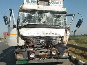 ट्रक ने कार को मारी टक्कर, तीन महिलाएं और दो बच्चों समेत 8 की मौत