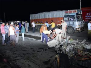 दो ट्रेलर भिड़े, जिंदा जल गए ड्राइवर और क्लीनर