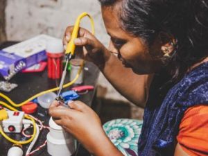   कभी डकैतों का रहा था आतंक, आज यहां की 80 महिलाएं सीख रही हैं बल्ब, लाइट बनाना