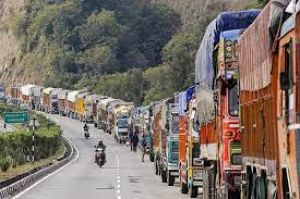 भूस्खलन से जम्मू-श्रीनगर राजमार्ग बाधित, पहली बर्फबारी के बाद मुगल, सिमथन रोड बंद