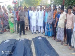  पेड़ से टकराई मोटरसाइकिल, तीन युवकों की मौत