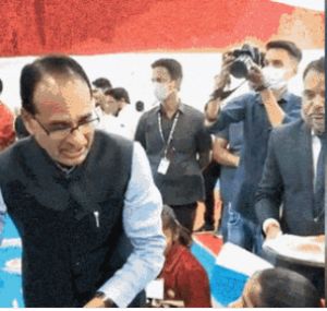 मध्&zwj;य प्रदेश के मुख्&zwj;यमंत्री शिवराज सिंह ने अनाथ बच्चों संग मनाई दिवाली, गुलाब फूल देकर स्वागत किया, जलाए दीये 