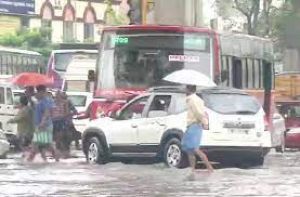  चेन्नई में भारी बारिश से यातायात प्रभावित