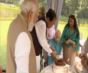 लालकृष्ण आडवाणी 94 साल के हुए, उपराष्ट्रपति, प्रधानमंत्री, गृहमंत्री पहुंचे घर, केक कटवाकर दी बधाई लालकृष्ण आडवाणी 94 साल के हुए, उपराष्ट्रपति, प्रधानमंत्री, गृहमंत्री पहुंचे घर, केक कटवाकर दी बधाई