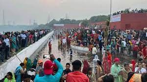 पाबंदी के बावजूद श्रद्धालुओं ने यमुना के घाटों पर छठ पूजा की