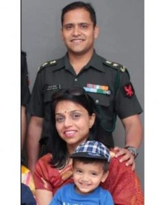 उग्रवादी हमले में असम राइफल्स के कमांडिंग अफसर, पत्नी और बेटे की मौत उग्रवादी हमले में असम राइफल्स के कमांडिंग अफसर, पत्नी और बेटे की मौत