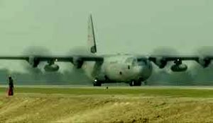 भारतीय वायुसेना के लड़ाकू विमानों ने एक्सप्रेस-वे पर दिखाये हवाई करतब भारतीय वायुसेना के लड़ाकू विमानों ने एक्सप्रेस-वे पर दिखाये हवाई करतब
