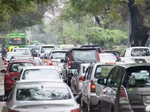 सरकार ने वाहन चालकों से पेट्रोल-डीजल की पहचान वाले रंगीन स्टीकर लगवाने को कहा