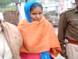 मेकअप कर पूरी तरह तैयार होकर मेहमानों में शामिल हो जाती, फिर कैश का बैग करती चोरी