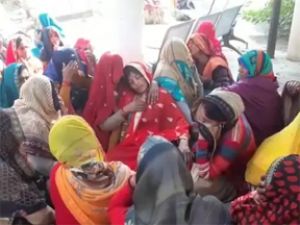 धान बेचकर लौट रहे थे किसान, बस ने ट्रैक्टर-ट्रॉली में मारी टक्कर, 2 की मौत