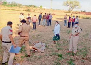 गांव में किसान की हत्या, हमलावर सिर काट साथ ले गए गांव में किसान की हत्या, हमलावर सिर काट साथ ले गए