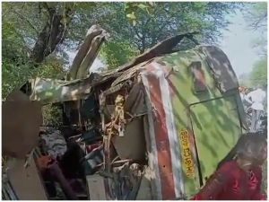 बस और ट्रक की टक्कर में छह लोगों की मौत, 25 घायल बस और ट्रक की टक्कर में छह लोगों की मौत, 25 घायल