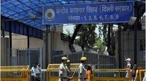 जेल में  बाल कटवाते समय दो  कैदियों ने एक कैदी पर कैंची से किया हमला