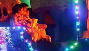 चाय बेचने वाले एक व्यक्ति ने पहली बार खरीदा मोबाइल फोन, गाजे-बाजे के साथ नाचते गाते हुए लाया अपने घर 