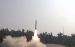  डीआरडीओ ने ओडिसा तट के पास सतह से सतह पर मार करने में सक्षम स्‍वदेशी मिसाइल 'प्रलय' का सफल परीक्षण किया