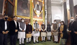 लोस अध्यक्ष, प्रधानमंत्री सहित अनेक सांसदों ने संसद भवन में मालवीय, वाजपेयी को श्रद्धांजलि अर्पित की