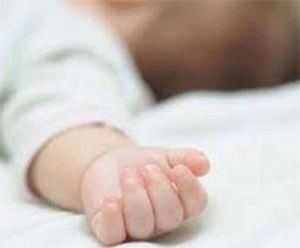 कूड़े के ढेर में मिला नवजात बच्ची का शव