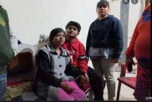 पहले मकान का दरवाजा खुलवाया और फिर बंधक बनाकर 12 लाख रुपए और जेवरात  लूट लिए