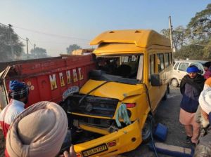  स्कूल वैन की ट्रैक्टर-ट्रेलर से भिडंत में छात्रा की मौत, चार अन्य घायल