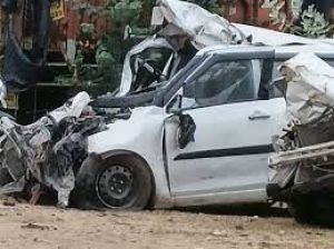 इलाज कराकर लौट रहा था परिवार, ट्रक-कार में टक्कर, माता-पिता, बेटे समेत 4 की मौत