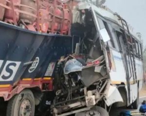 गैस सिलेंडर लदे ट्रक और बस की भिड़ंत, 15 की मौत