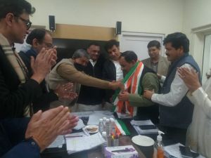 भाजपा से निष्कासित मंत्री हरक सिंह रावत कांग्रेस में शामिल हुए 
