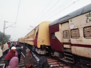 स्पेयर ट्रेन की 3 बोगियां बेपटरी