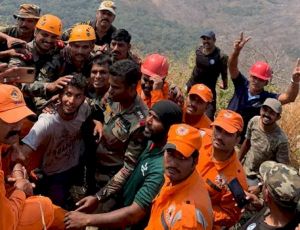 पहाड़ी चट्टानों के बीच फंसे युवक को सेना ने बचाया