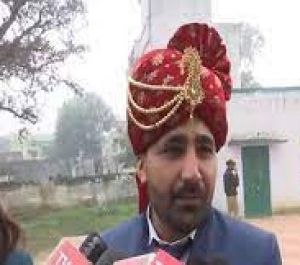 बारात ले जाने से पहले दूल्हा वोट डालने पहुंचा