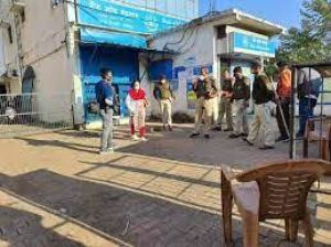   एटीएम में कैश जमा करने आई टीम के साथ 30 लाख रुपये की लूट, लुटेरों ने गार्ड को गोली मारी, मौत, दो अन्य घायल