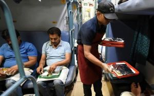 14 फरवरी से सभी रेलगाडियों में पके भोजन की सुविधा फिर शुरू होगी