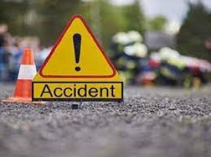 ट्रक से टकरायी कार, चार लोगों की मौत