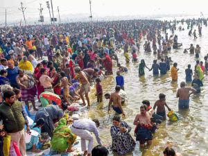  प्रयागराज में माघी पूर्णिमा पर 7 लाख लोगों ने गंगा में डुबकी लगाई