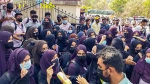  सरकार ने अल्पसंख्यक कल्याण विभाग के स्कूलों में हिजाब, भगवा गमछे पर प्रतिबंध लगाया