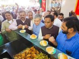 रेल मंत्री ने मुंबई की लोकल ट्रेन में किया सफर, स्टेशन के बाहर ‘वड़ा पाव' का लिया आनंद