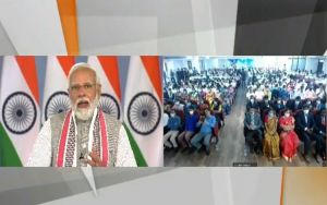 प्रधानमंत्री नरेन्‍द्र मोदी ने विभिन्न शहरों और कस्बों में सौ किसान ड्रोन की शुरूआत की