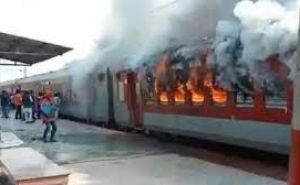 रेलवे स्टेशन पर खड़ी खाली ट्रेन के एक डब्बे में आग लगी, कोई हताहत नहीं