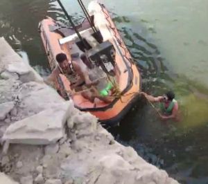  बारात ले जा रही कार नदी में गिरी, दूल्हा समेत 9 लोगों की मौत