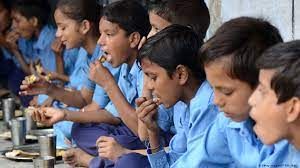 दिल्ली के स्कूलों में पूर्ण उपस्थिति होने पर मिलने लगेगा मध्याह्न भोजन : अधिकारी