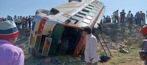  बस पलटने से 35 यात्री घायल,  4 लोगों की हालत गंभीर 