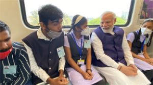 प्रधानमंत्री ने पुणे मेट्रो रेल परियोजना का उद्घाटन किया, टिकट खरीदकर ट्रेन से यात्रा की
