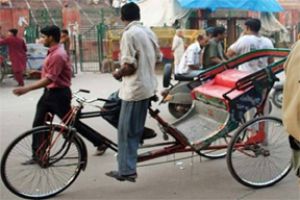 रिक्शा चालक, यात्री ने डेढ़ लाख रुपये नकदी से भरा बैग लौटाया, पुलिस ने किया सम्मानित