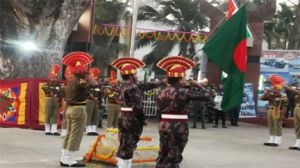 अंतरराष्ट्रीय सीमा के पास 1700 से ज्यादा लोगों ने बीएसएफ की &lsquo;रिट्रीट' प्रस्तुति देखी