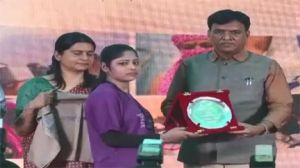 स्वास्थ्य मंत्री ने टीकाकरण में उत्कृष्ट योगदान देने वाली 72 महिलाओं को सम्मानित किया