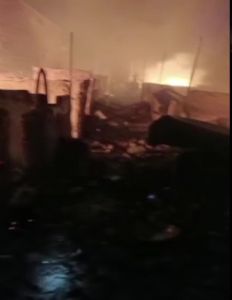  दिल्ली के गोकुलपुरी में भीषण आग...7 लोग मरे...60 से अधिक झुग्गियां जलीं