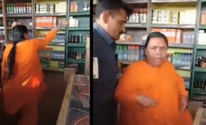 उमा भारती ने प्रशासन को चेतावनी देने के लिए भोपाल में शराब की दुकान पर फेंका पत्थर