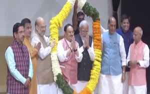 विधानसभा चुनावों में भाजपा की भारी जीत पर प्रधानमंत्री नरेन्&zwj;द्र मोदी और भाजपा अध्&zwj;यक्ष जगत प्रकाश नडडा का पार्टी के संसदीय दल की बैठक में अभिनन्&zwj;दन