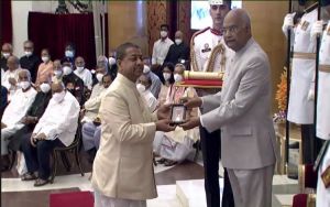 राष्ट्रपति राम नाथ कोविंद ने राष्ट्रपति भवन में आयोजित पहले नागरिक अलंकरण समारोह में पद्म पुरस्कार प्रदान किए