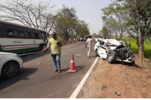   बस-कार की टक्कर, पांच की मौत