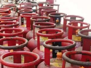 साल में हर परिवार को तीन रसोई गैस सिलेंडर मुफ्त 